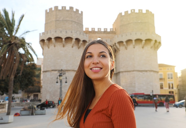 Linda garota turista sorridente em valência, espanha