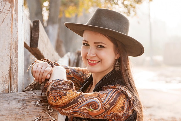 Linda garota, uma mulher caminha com uma estrada de outono de cavalo