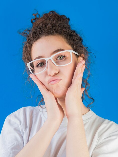 Foto linda garota usando armação de óculos