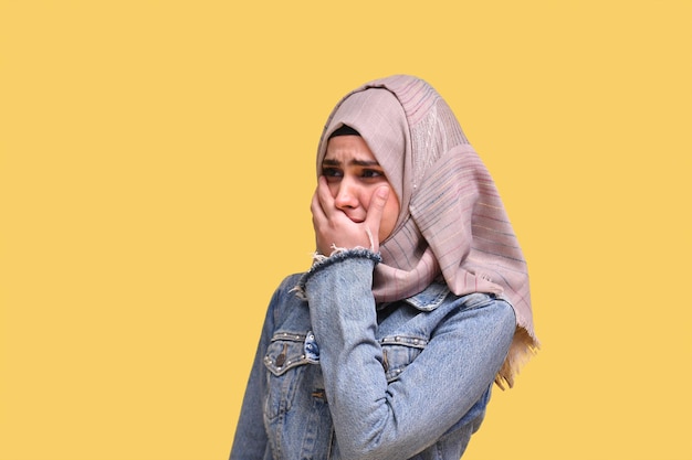 Linda garota usando hijab com jeans chorando modelo indiano do paquistanês