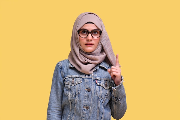 linda garota usando hijab com jeans posando para a câmera do modelo indiano do paquistanês