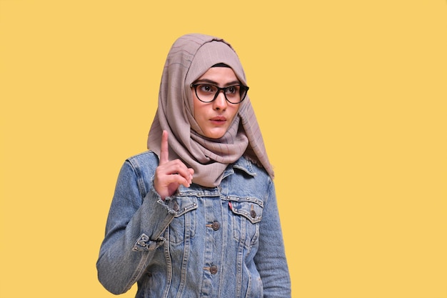 linda garota usando hijab com jeans posando para a câmera do modelo indiano do paquistanês