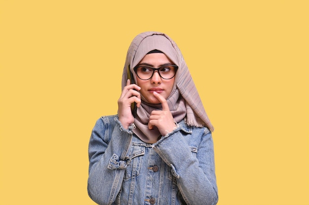 linda garota usando hijab com óculos agradável conversa por telefone modelo indiano do paquistanês