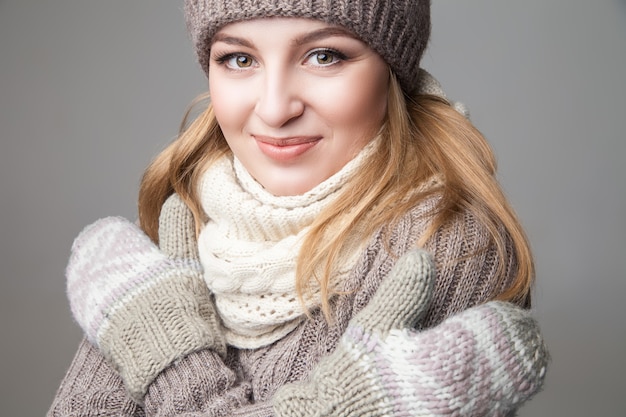 Linda garota usando lenço de inverno e luvas