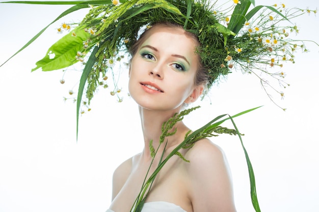 Linda garota usando uma coroa de flores silvestres