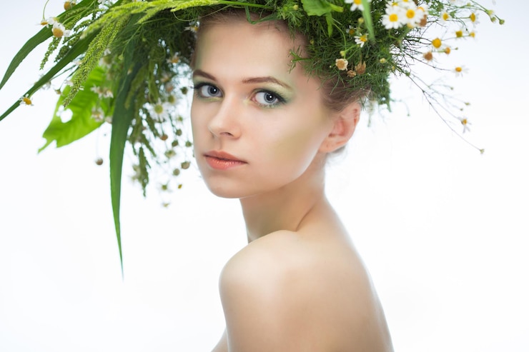 Foto linda garota usando uma coroa de flores silvestres