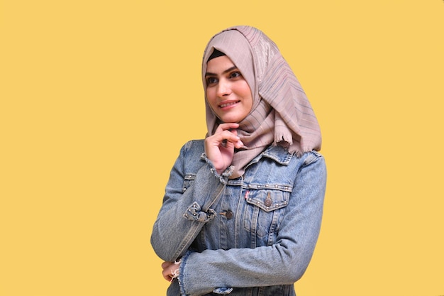 Linda garota vestindo hijab com jaqueta jeans com as mãos postas modelo indiano do paquistanês