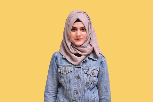 Linda garota vestindo hijab com jaqueta jeans sorrindo modelo indiano do paquistanês