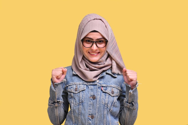 linda garota vestindo hijab e jaqueta jeans com óculos sorrindo modelo indiano do paquistanês