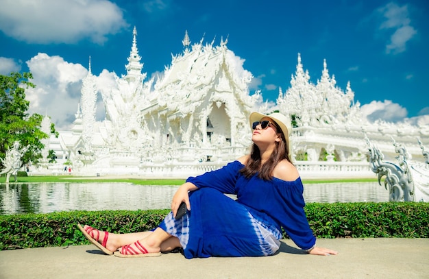 Linda garota visita o Templo Branco Chiang Rai Tailândia