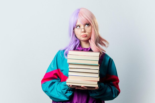 Linda garota yandere com cabelo roxo e agasalho dos anos 80 segurando um livro sobre fundo cinza