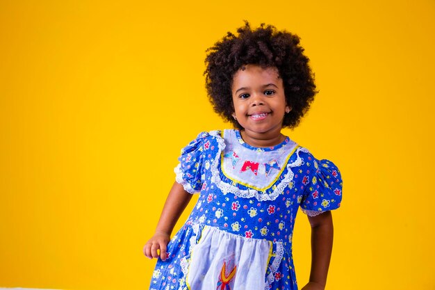 Linda garotinha afro com roupas típicas de festa de junho Criança vestida para a noite de festa de junho