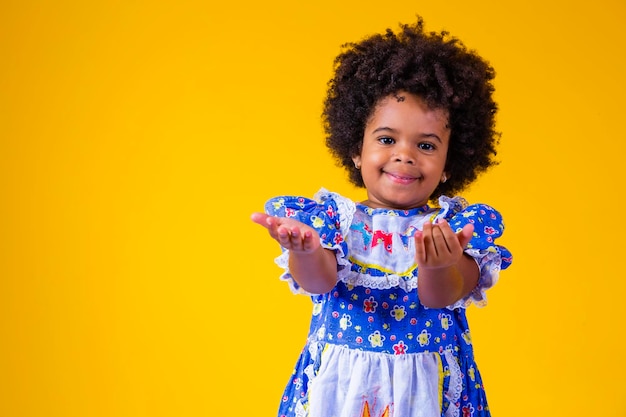 Linda garotinha afro com roupas típicas de festa de junho criança vestida para a noite de festa de junho