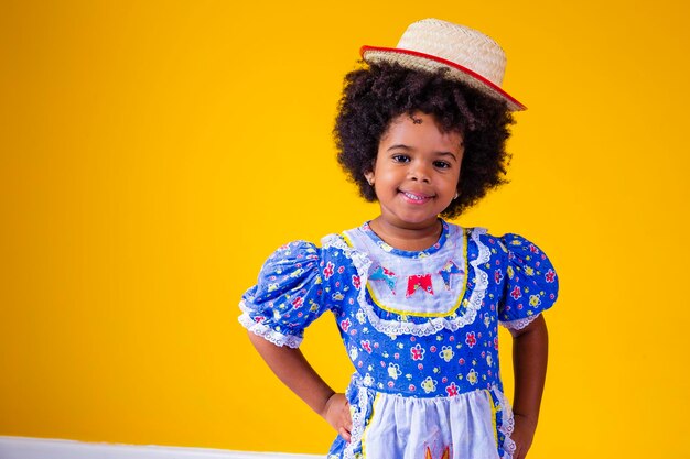 Linda garotinha afro com roupas típicas de festa de junho Criança vestida para a noite de festa de junho