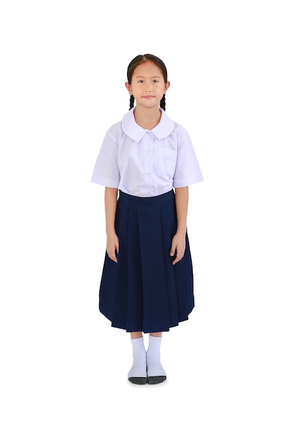 Linda garotinha asiática em pé de uniforme escolar tailandês em branco. Comprimento total da imagem