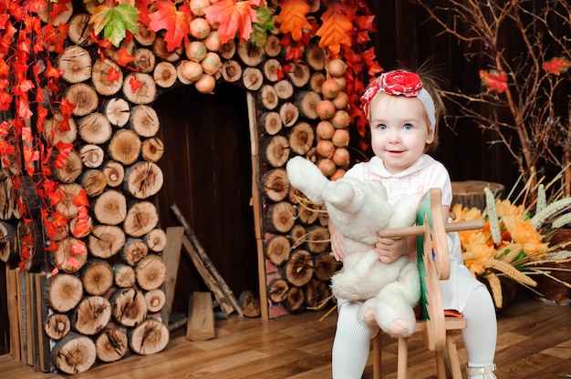 Linda garotinha com brinquedo sorrindo para a câmera.