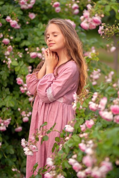 linda garotinha com rosas no parque