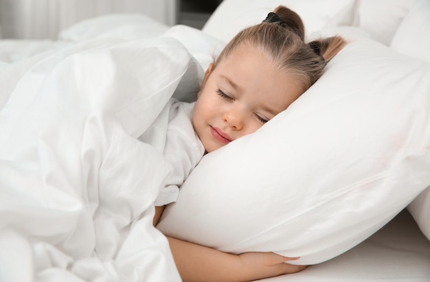 Linda garotinha dormindo na cama horário de dormir