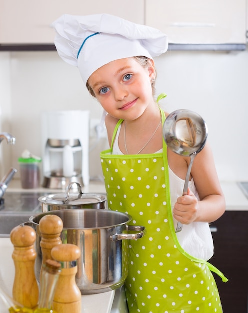 Linda garotinha em casa cozinha