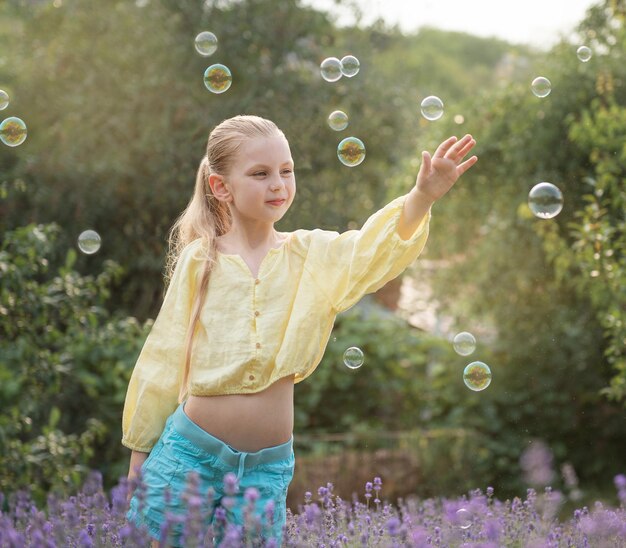 Linda garotinha em um campo com lavanda