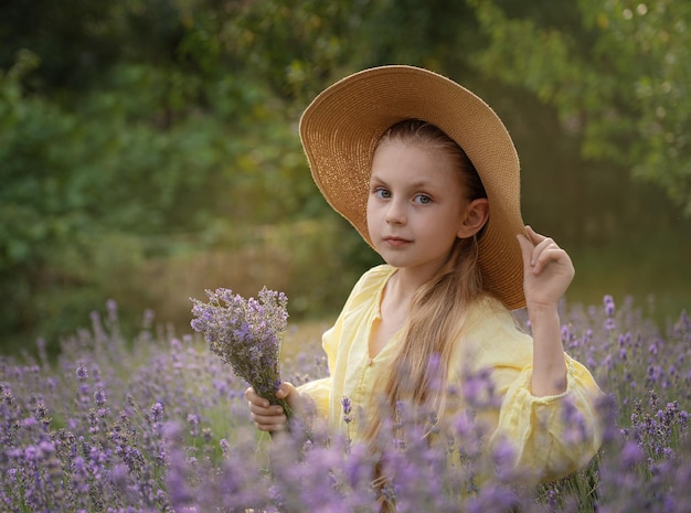 Foto linda garotinha no campo de lavanda