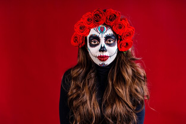 Linda glamorosa hermosa mujer mexicana de ojos marrones oscuros lista para el día de la Santa Muerte