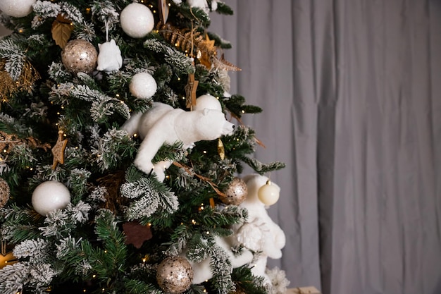 Linda grande árvore de natal decorada com bolas e brinquedospresentes de clima de natal com fitasárvore de natal decorada com brinquedos macios árvore com interior aconchegante de urso polar