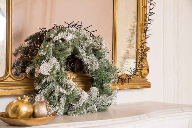 Linda guirlanda de Natal em pé na lareira com decoraçãoNovo ano de inverno decoração de interiores para casa Elegante feriado de Natal quarto decorado