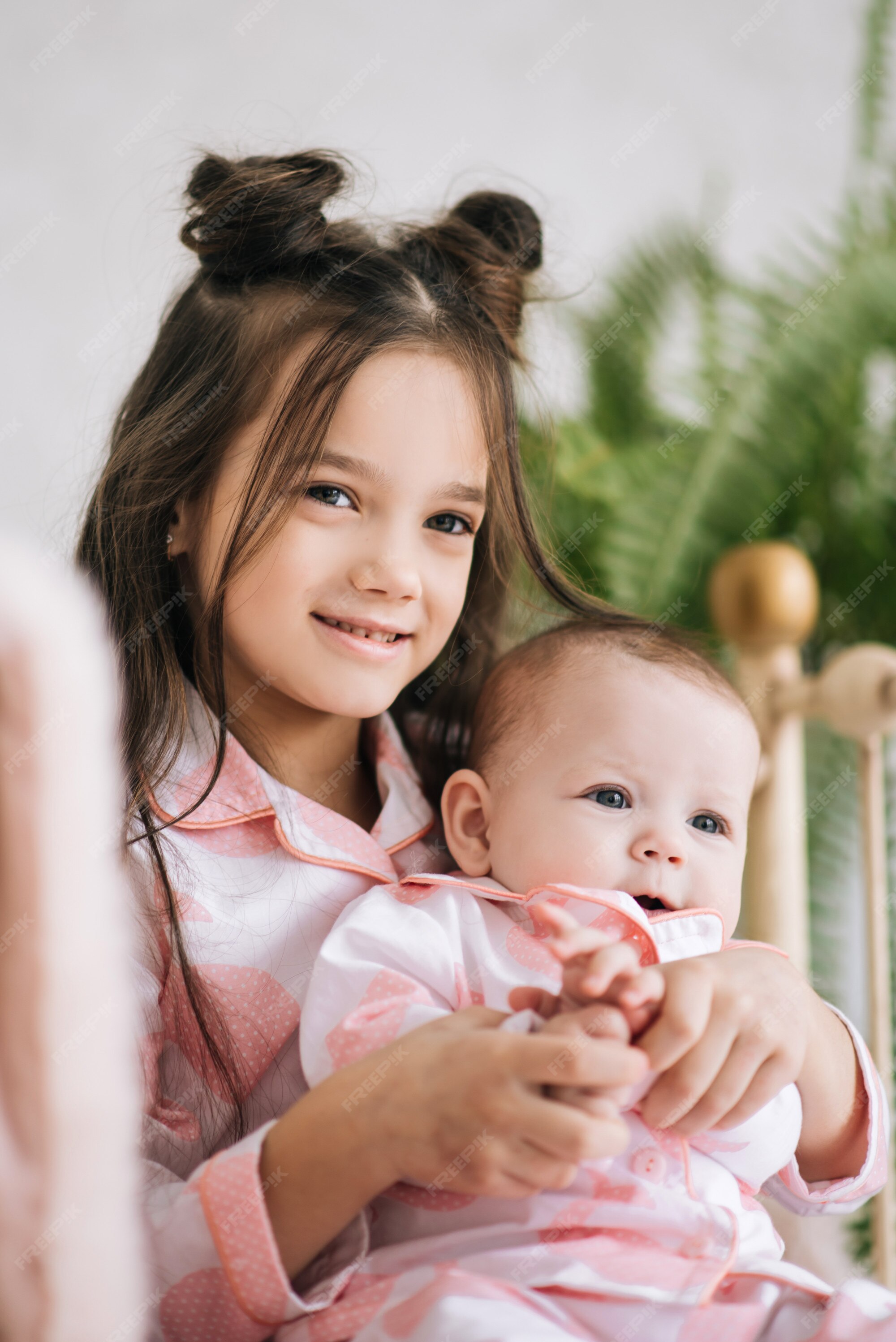 hermana mayor con nuevo bebé recién nacido | Foto Premium