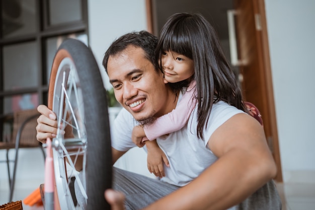 Linda hija abraza a su padre mientras instala una rueda