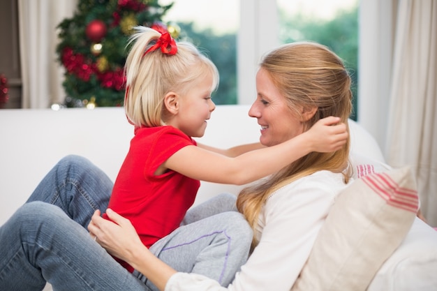 Linda hija y madre celebrando la Navidad