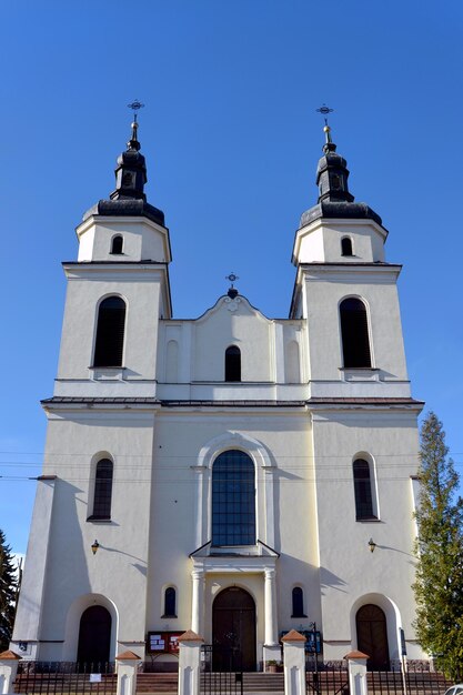 Linda igreja cristã contra o céu azul