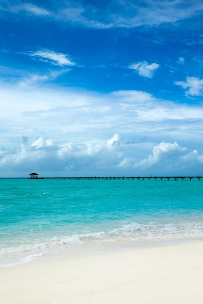 Linda ilha tropical das Maldivas com mar de praia e céu azul para o conceito de fundo de férias na natureza