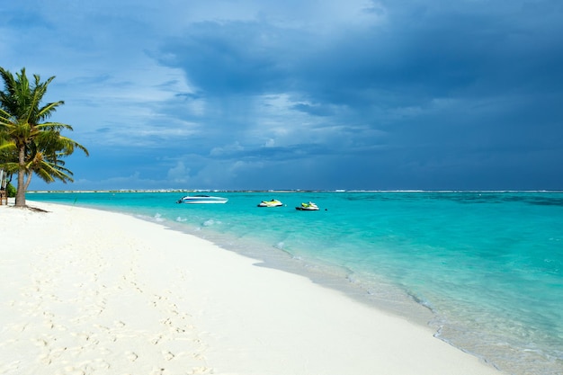 Linda ilha tropical das Maldivas com mar de praia e céu azul para o conceito de fundo de férias na natureza