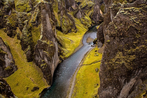 Linda imagem de paisagem da Islândia com céu azul de montanhas e grama verde