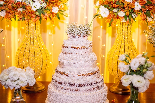 Linda imagem de topo de bolo de casamento representando a festa de casamento