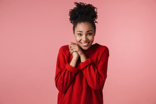 linda incrível jovem feliz animado africana mulher posando isolado sobre a parede rosa.