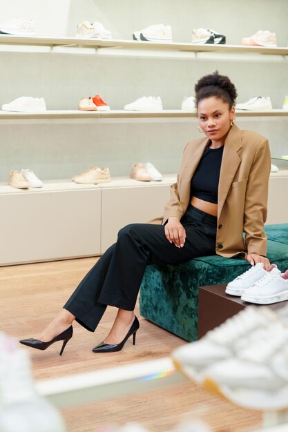 Linda jovem afro-americana enquanto fazia compras em uma loja de sapatos