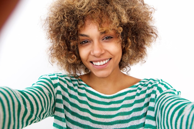 linda jovem afro-americana tirando selfie