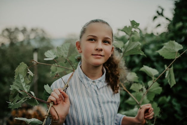 Linda jovem ao ar livre desfrutar da natureza