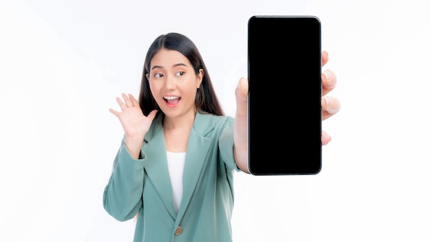 Linda jovem asiática animada garota surpreendida mostrando telefone inteligente com tela em branco tela preta para publicidade de aplicativo móvel isolada em fundo branco tela de telefone inteligente Mock Up Image