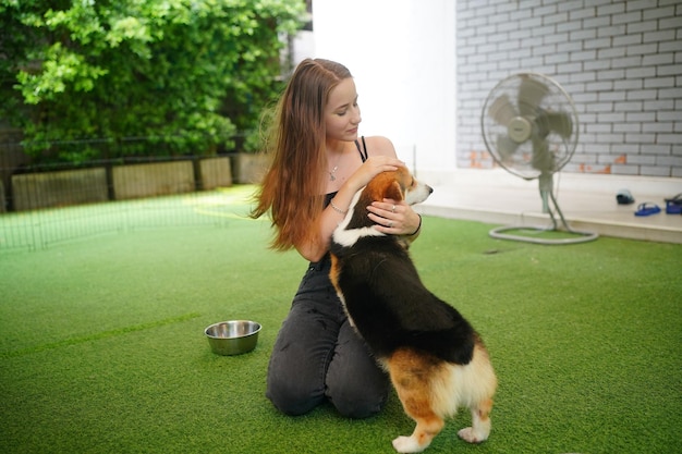 Linda jovem brincando com seu cachorro