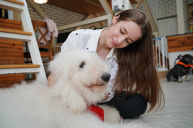 Linda jovem brincando com seu cachorro