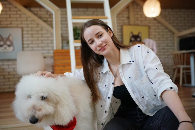 Linda jovem brincando com seu cachorro