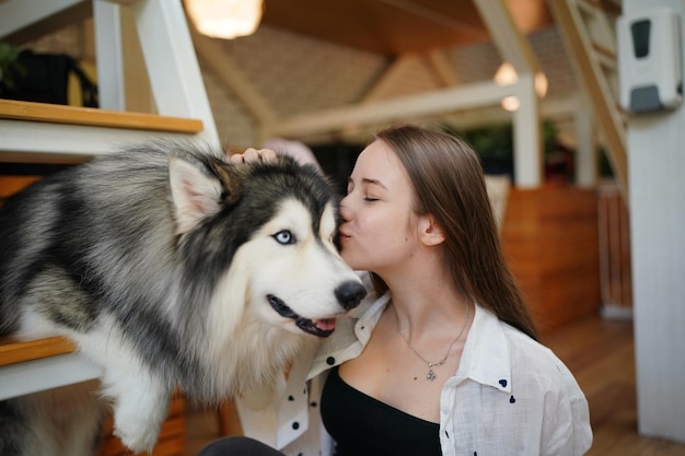 Linda jovem brincando com seu cachorro