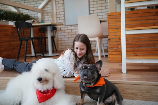 Linda jovem brincando com seu cachorro