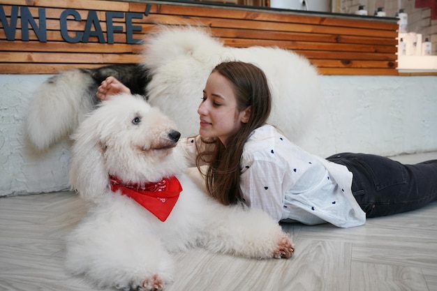 Linda jovem brincando com seu cachorro