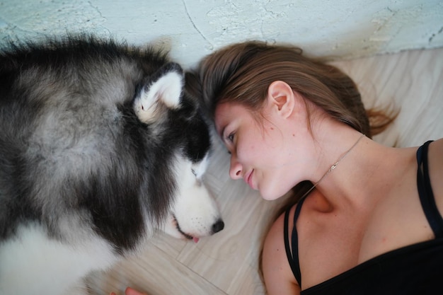 Linda jovem brincando com seu cachorro