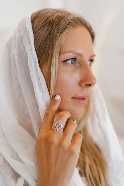 Linda jovem com a cabeça coberta Menina de beleza no modelo de estilo oriental de moda hijab no interior moderno branco