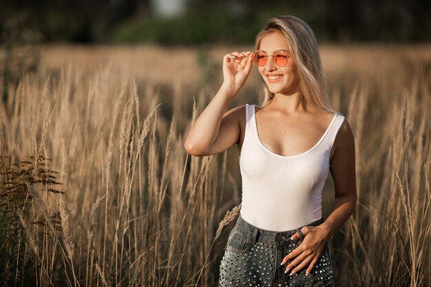 linda jovem com óculos de sol